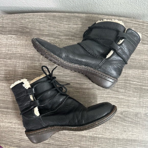 UGG Caspia Black Soft Leather Shearling Warm Cozy Ankle Boots Women’s Size 8 - Picture 4 of 11